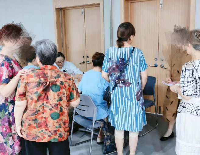 高溫送清涼！鎮(zhèn)江康復(fù)眼科走進(jìn)社區(qū)